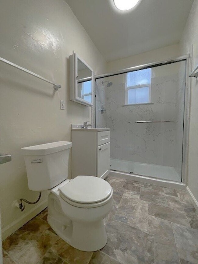 Building Photo - Charming, Studio Freshly Painted, move in ready