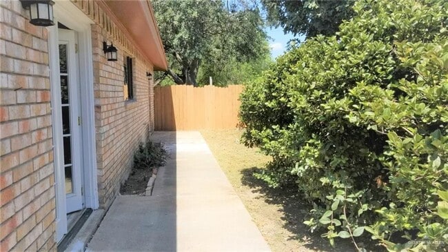 Building Photo - 6 Rose Ellen Dr