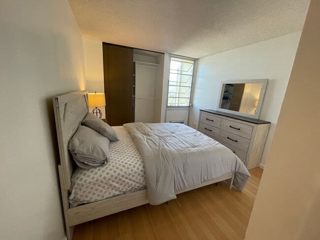 Building Photo - Gorgeous renovated high-floor apartment in great building.