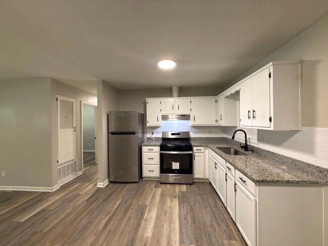 Building Photo - 710 Greenbriar Dr