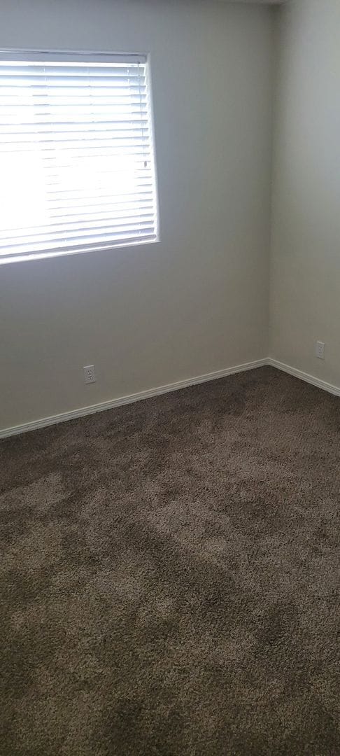 Building Photo - Cozy home on large lot w/fenced backyard