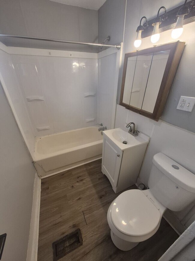 Building Photo - 231 Oak St