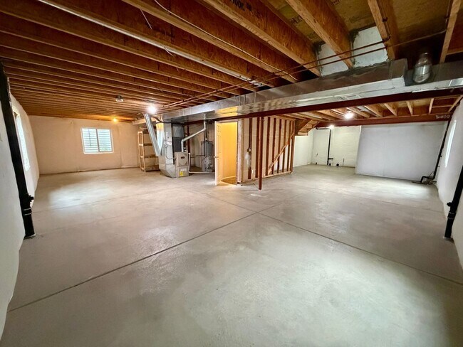 Building Photo - 10104 W 13th St