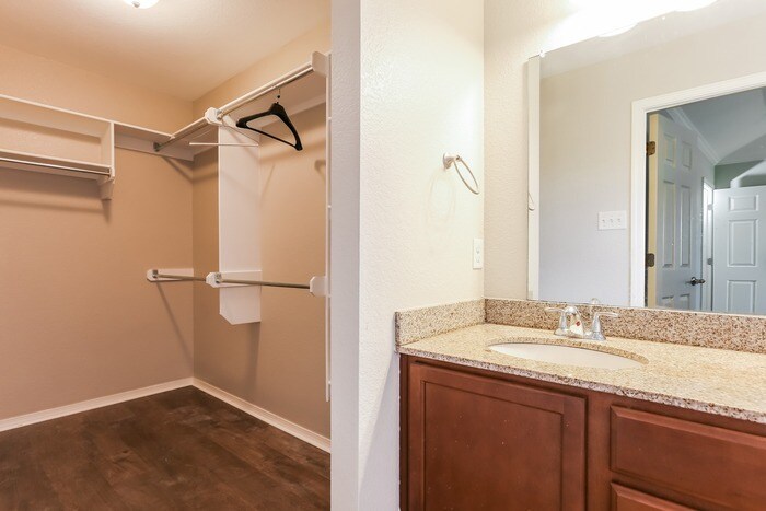 Building Photo - 12805 Bell Flower Dr