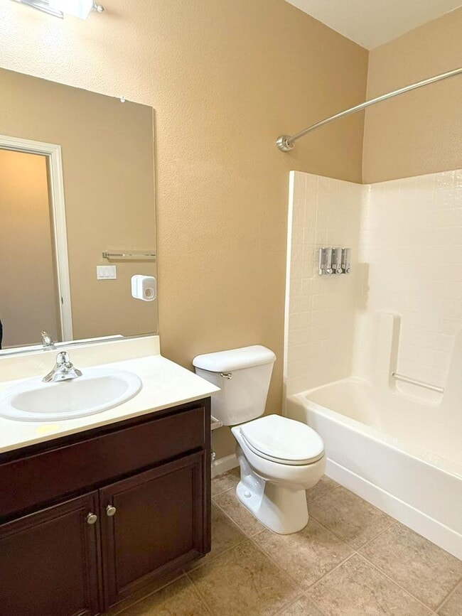Building Photo - Modern End Unit Townhouse In Great Dublin ...