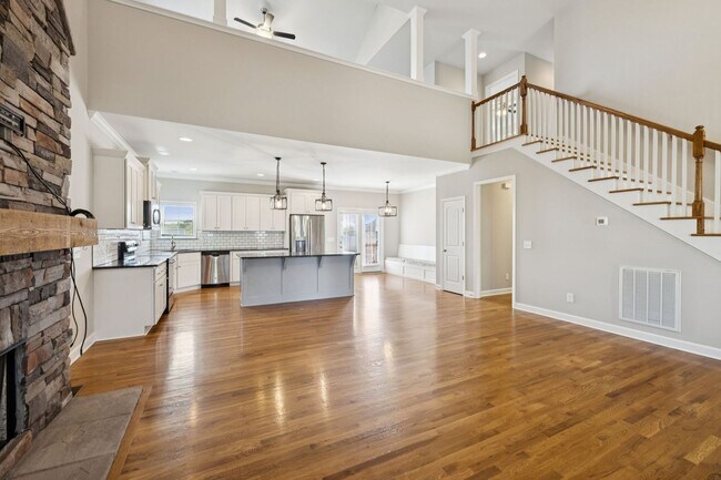 Building Photo - Welcome home to this beautifully maintaine...