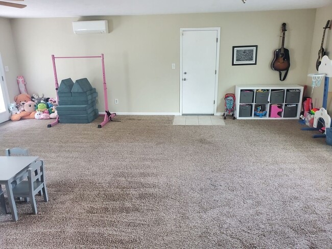 Building Photo - Deep Creek