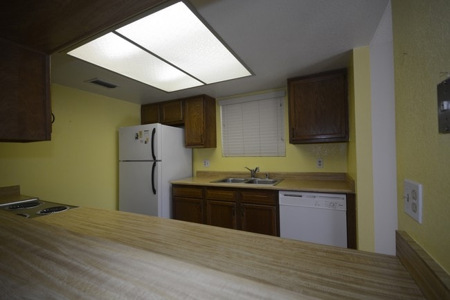 Building Photo - 850 S River Dr