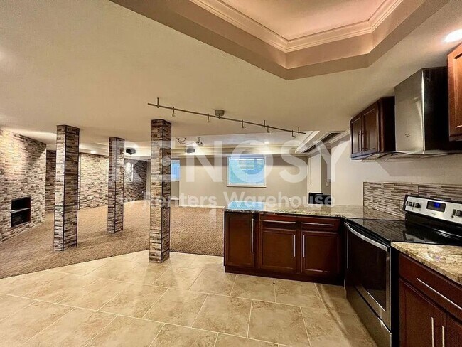 Building Photo - 5 Bedroom Home in Overland Park