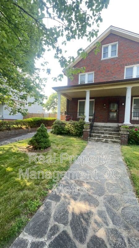 Building Photo - 1241 Monroe St NE