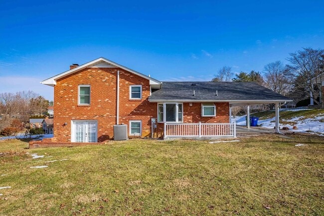 backyard - 1105 Golfview Dr