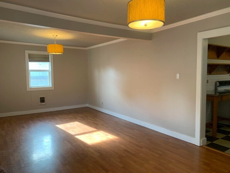 Living room - 7225 SE 60th Ave