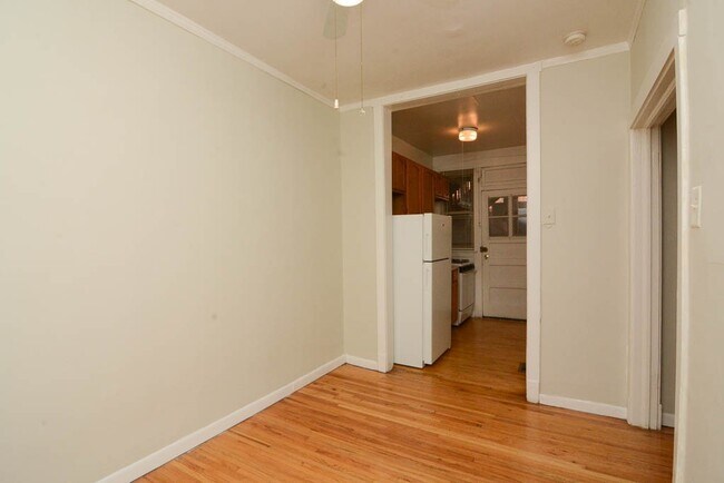 Building Photo - 629.5 W Barry Ave