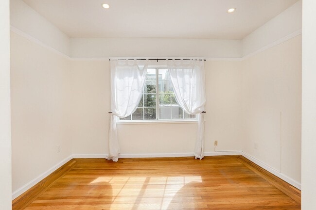 Building Photo - 5 Bed / 2 Bath home in Outer Richmond near...