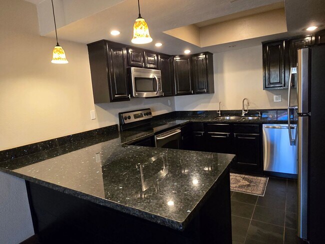 Building Photo - Beautiful two story, 3 bed, 1 full bath, 2...
