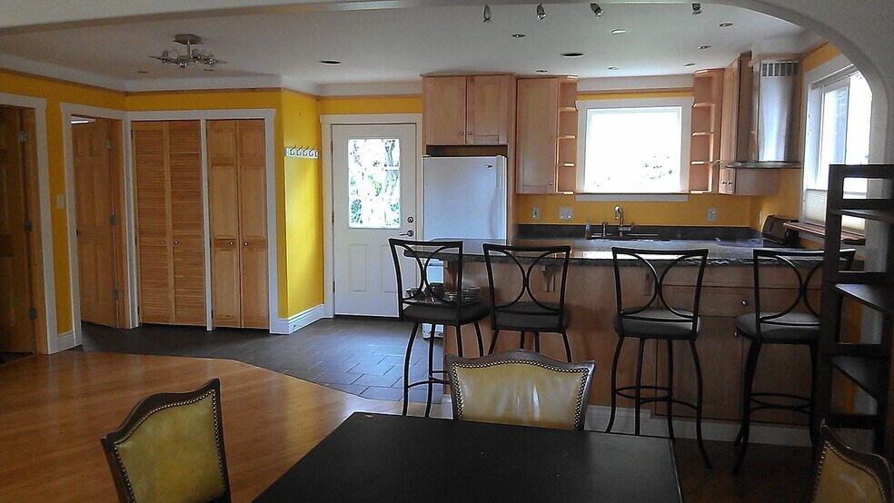 Building Photo - 687 E 4th Ave