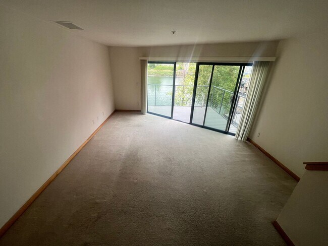 Building Photo - Stunning 3rd-Floor Condo at McCormick Pier...