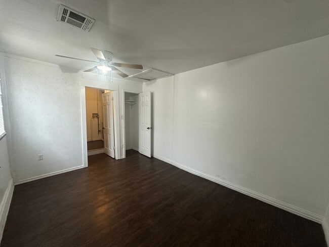 Building Photo - 4 Bed, 2 Bath, 2 dInng, 2 Living