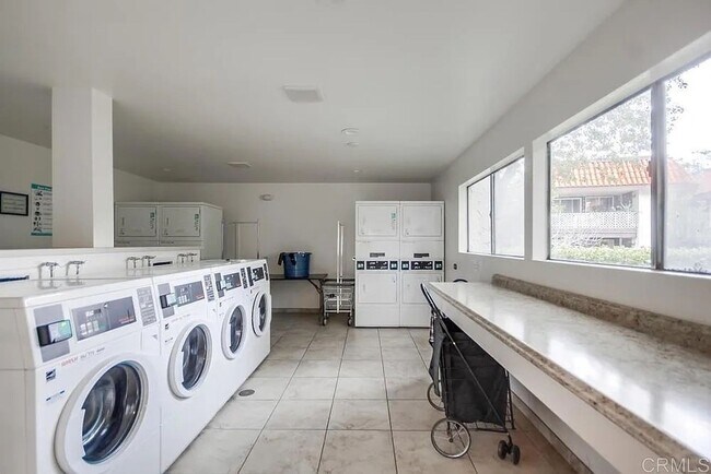 Building Photo - Fully Remodeled 2BR Condo with Designer Fi...