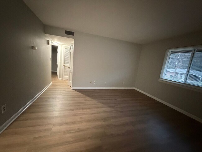 Building Photo - 3328 Pinewood Ave