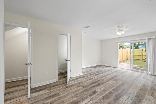 Building Photo - 11359 Bedford Oaks Dr