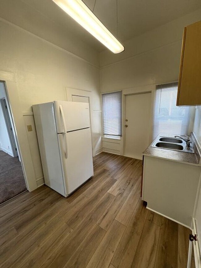 Building Photo - Studio in Downtown Ventura, close to beach!