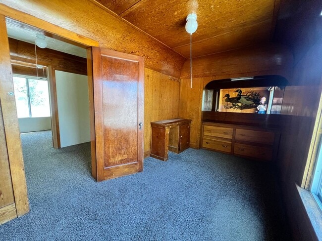 Building Photo - Great Property South of Town