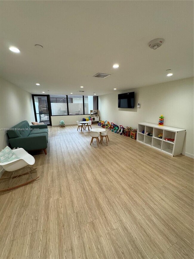 Building Photo - 520 Brickell Key Dr