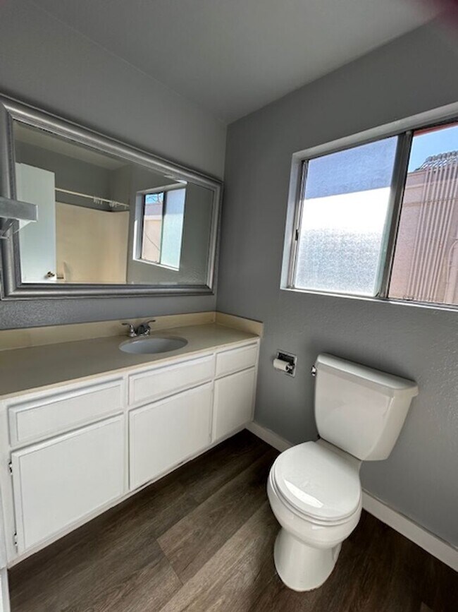 Building Photo - Spacious + Bright Upstairs 1 Bed + 1 Bath