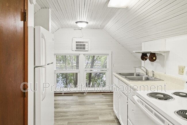 Building Photo - 407 W Green St