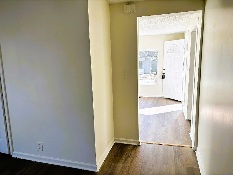 Building Photo - 118 Nat Barber Ave