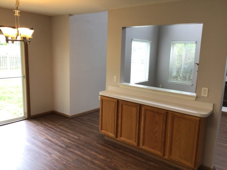 Building Photo - 13843 S Petersburg Dr