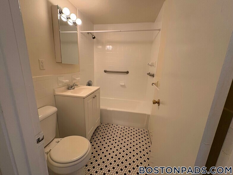 Building Photo - 16 Whites Ave