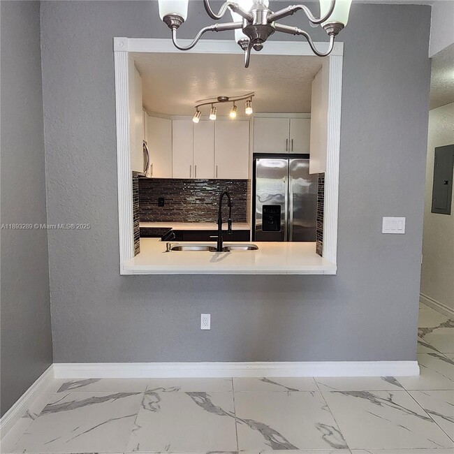 Building Photo - 2941 Riverside Dr