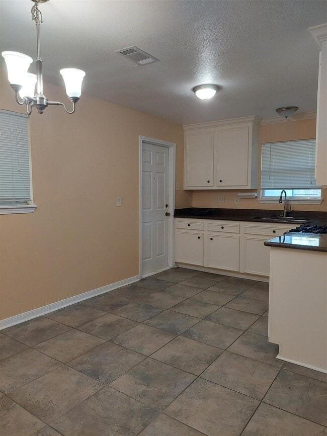 Building Photo - 1401 Glenmore Dr