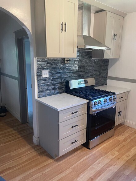 Building Photo - 2801 Clermont St