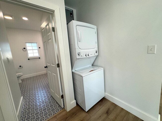 Building Photo - Stunning 2 bedroom 1 bathroom home In Kendall-Whittier district of Tulsa!