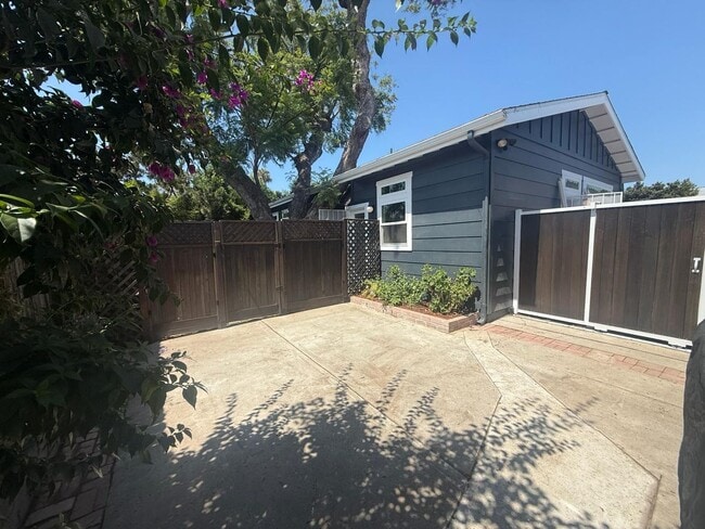 Building Photo - Spacious Silver Lake Charmer 2-bedroom, 1-...