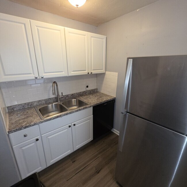 Building Photo - Cozy 3 bedrooms and 1 bath home located on Brooklane St in Raytown, MO.