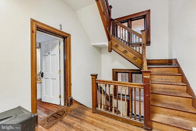 Building Photo - 4011 Pine St