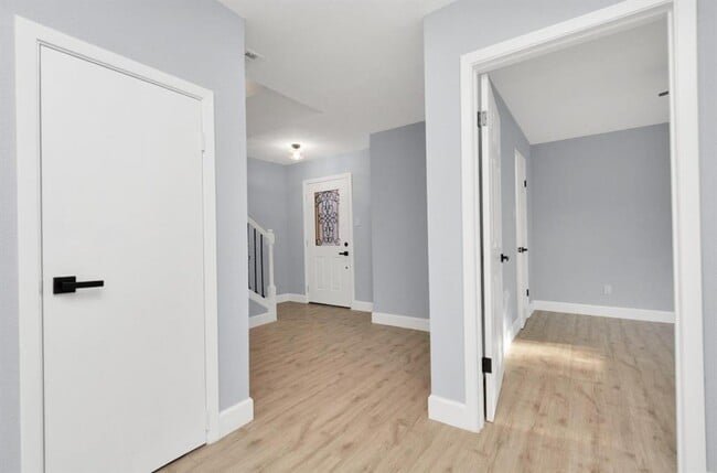 Building Photo - 9404 Beechnut St