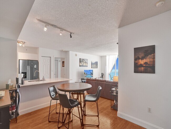 Building Photo - 1155 Brickell Bay Dr