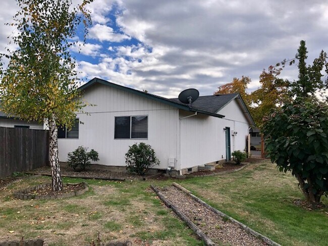 Building Photo - 2-bedroom 1-bathroom duplex in Thurston