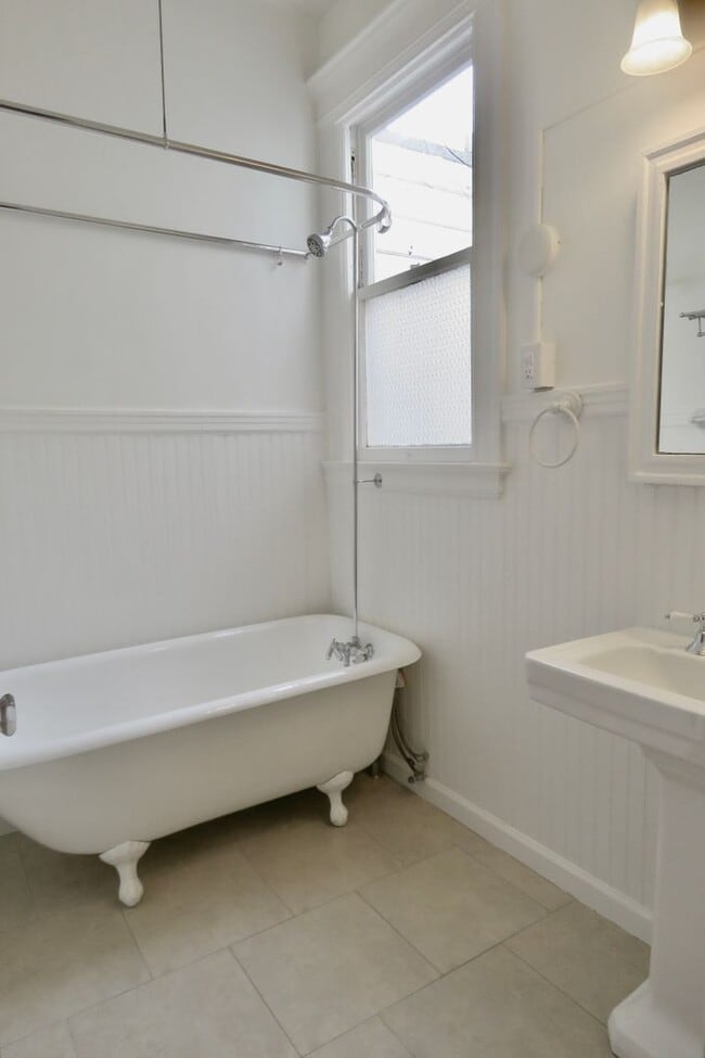Building Photo - Huge and Beautiful Classic Top Floor Condo
