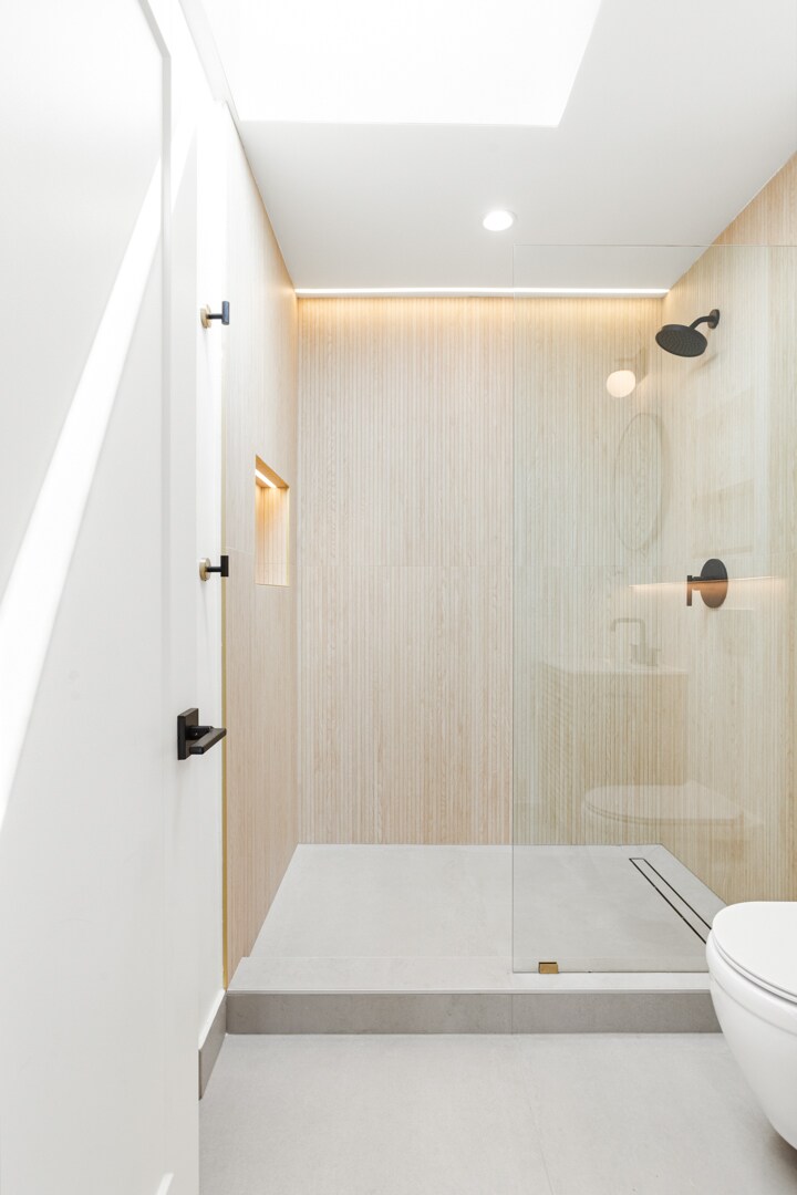 Shower - 23046 Saticoy St