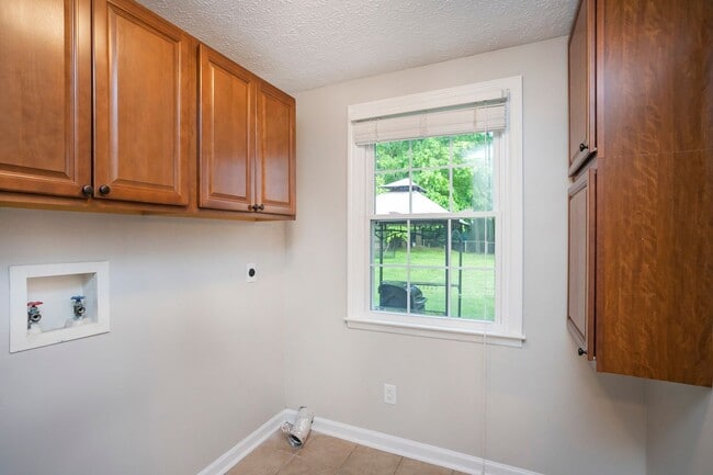Building Photo - 1143 Bayview Dr