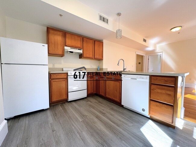 Building Photo - 881 Massachusetts Ave