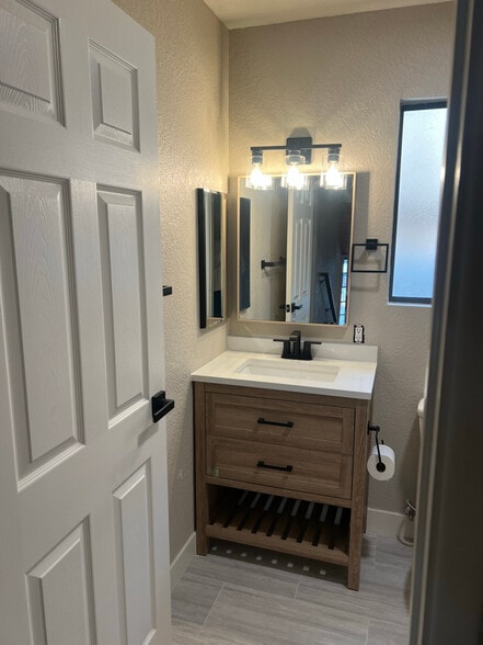 Building Photo - 8474 Golden Ridge Rd