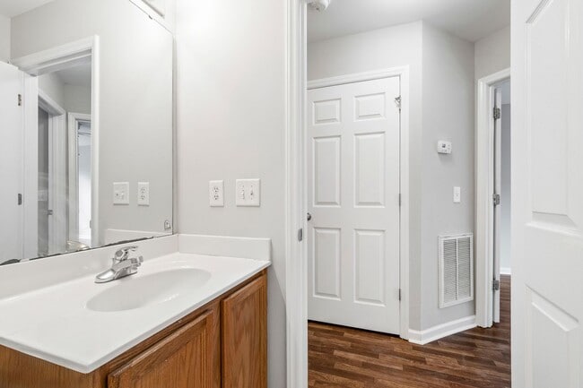 Building Photo - Beautifully Updated 3-Bedroom Townhome Nea...