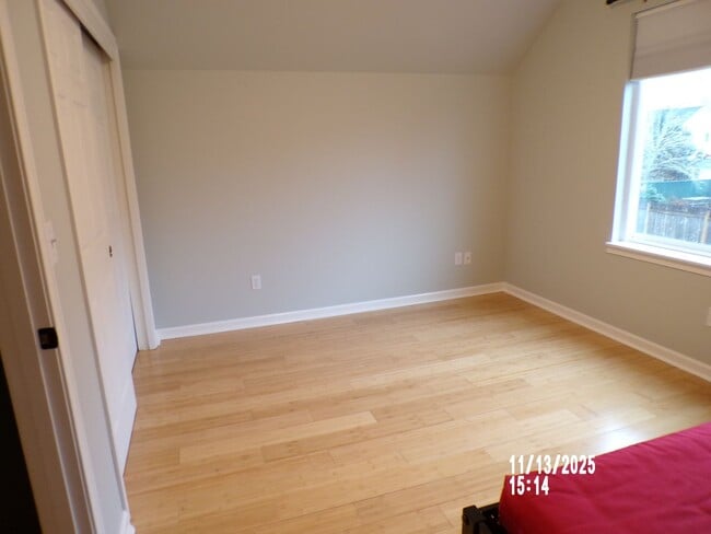 Building Photo - Charming house close to parks